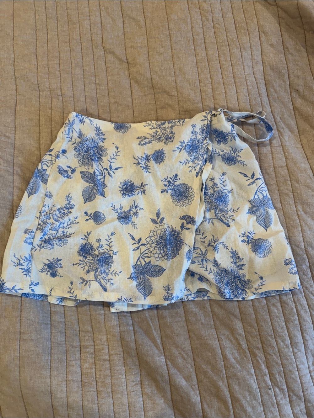 Francesca's Collections Blue Floral Wrap Mini Skort